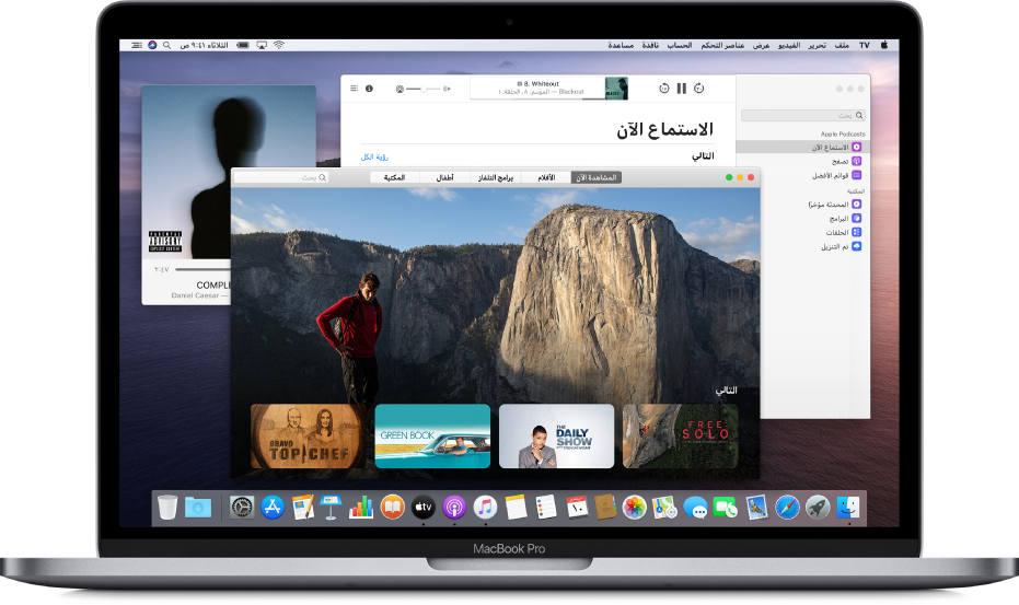 نافذة Music MiniPlayer ونافذة تطبيق Apple TV ونافذة البودكاست في الخلفية.