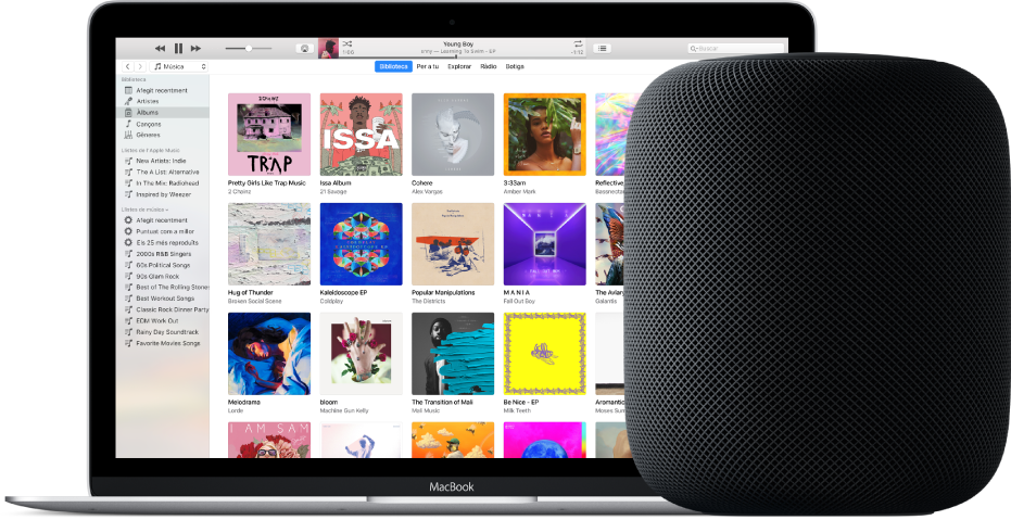 Un MacBook amb l’iTunes a la pantalla i un HomePod a prop.