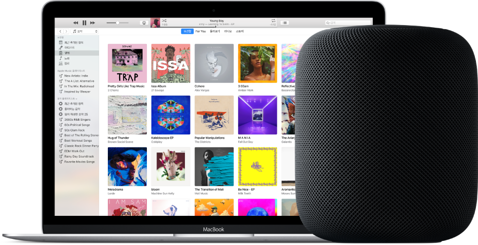 iTunes가 화면에 열려 있고 MacBook과 근처에 있는 HomePod.