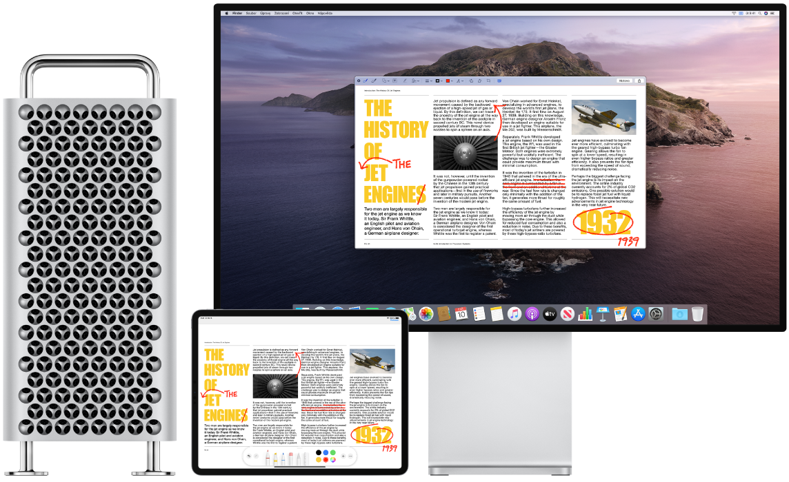 Mac Pro a iPad vedle sebe. Na obou displejích je vidět článek s červeně vepsanými ručními korekturami, například přeškrtnutými větami, šipkami a vloženými slovy. U dolního okraje obrazovky iPadu se zobrazují také ovládací prvky pro anotace.