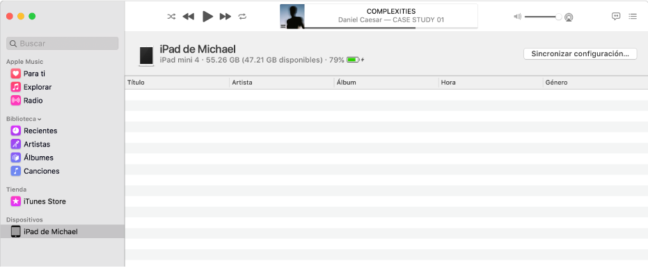 La ventana Música con un dispositivo (iPad de Michael) en la barra lateral. El botón Sincronizar configuración en la esquina superior derecha abre el Finder.
