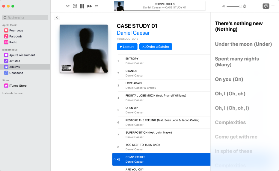 Une chanson en lecture avec les paroles à droite, qui s’affichent en synchronisation avec la musique.
