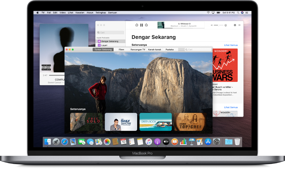 Tetingkap Pemain Mini Apple Music, tetingkap app Apple TV dan tetingkap Apple Podcasts di latar belakang.