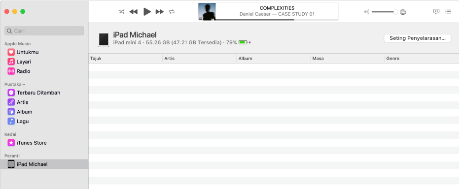 Tetingkap Muzik dengan peranti (iPad Michael) dalam bar sisi. Butang Seting Penyelarasan di bahagian penjuru kanan atas membuka Finder.