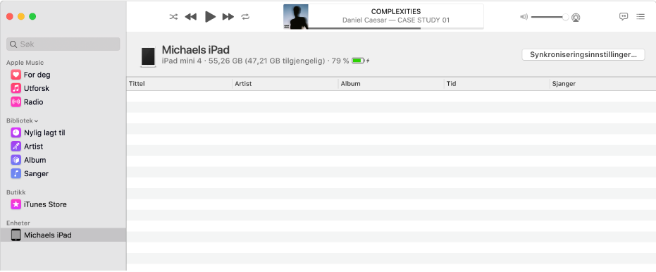 Musikk-vinduet med en enhet (Michaels iPad) i sidepanelet. Synkroniseringsinnstillinger-knappen øverst til høyre åpner Finder.
