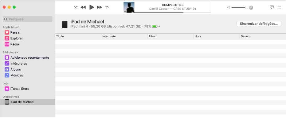 A janela de Música com um dispositivo (iPad de Miguel) na barra lateral. O botão “Sincronizar definições” no canto superior direito abre o Finder.