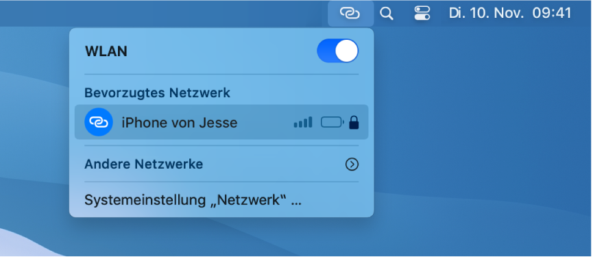 Der Mac-Bildschirm mit dem WLAN-Menü, in dem ein mit dem iPhone verbundener persönlicher Hotspot zu sehen ist