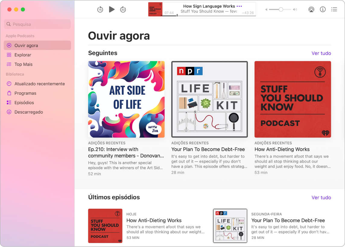 A janela de Podcasts a mostrar uma coluna à esquerda com um campo de pesquisa na parte superior e as opções de visualização por baixo. A opção Explorar está selecionada e os podcasts são apresentados à direita.