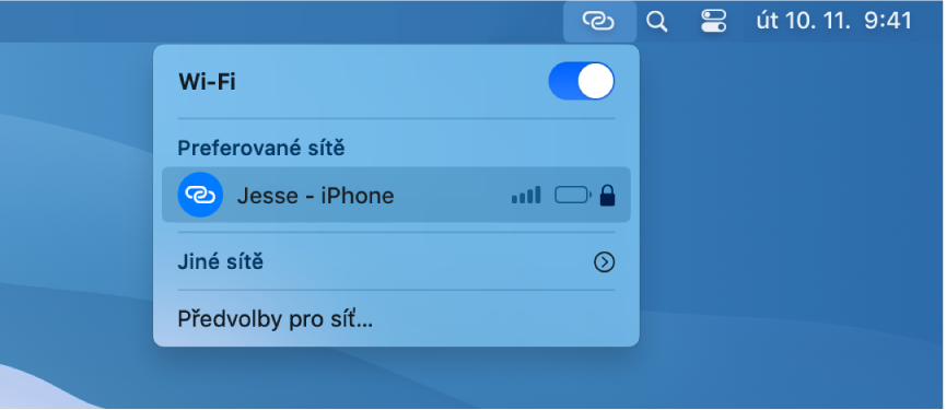 Obrazovka Macu s nabídkou Wi-Fi, v níž se zobrazuje připojení k osobnímu hotspotu na iPhonu.