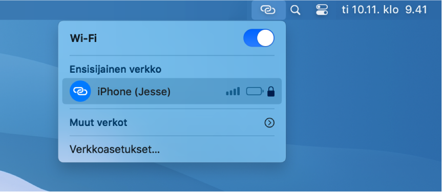 Macin näyttö, jonka Wi-Fi-valikossa näkyy Oma hotspot iPhonessa.