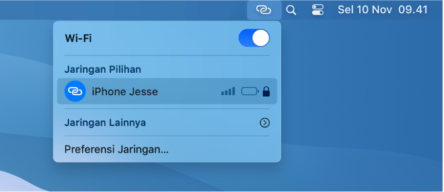 Layar Mac dengan menu Wi-Fi menampilkan Hotspot Pribadi yang terhubung ke iPhone.