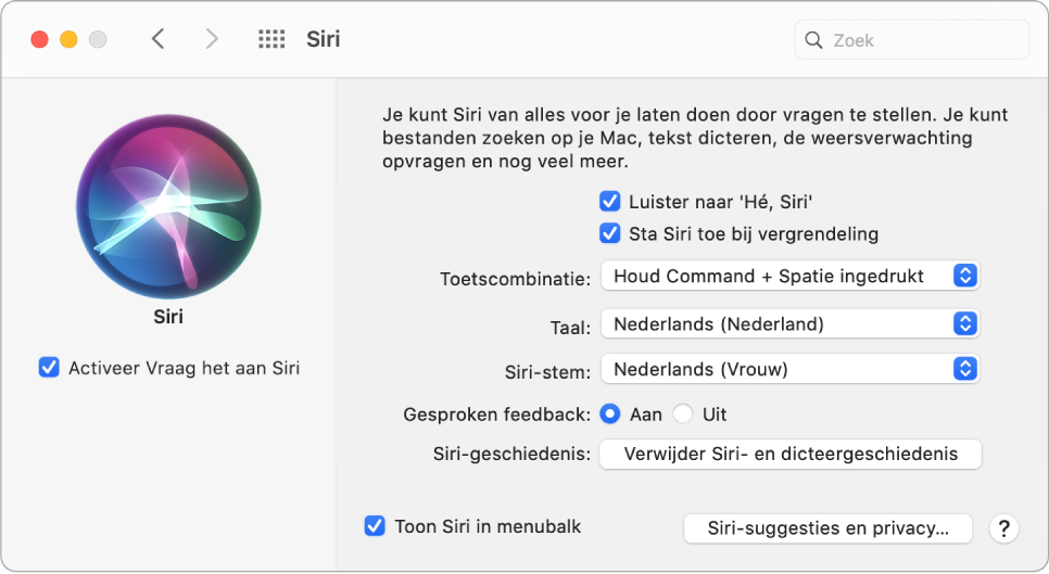 Het voorkeurenvenster 'Siri' met links het aankruisvak 'Activeer Vraag het aan Siri' dat is ingeschakeld en rechts verschillende opties om Siri aan te passen, waaronder 'Luister naar 'Hé, Siri''.