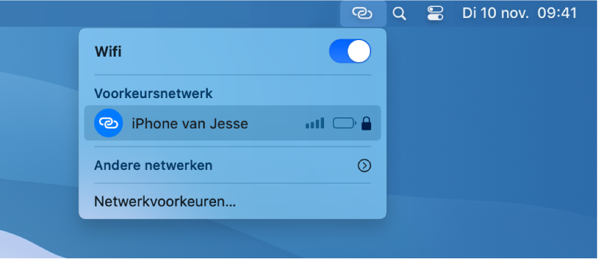 Het scherm van een Mac met het wifimenu met daarin een persoonlijke hotspot verbonden met een iPhone.