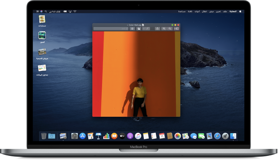 سطح مكتب الـ Mac وبه نافذة معاينة سريعة مفتوحة ومكدسات سطح المكتب على امتداد الحافة اليسرى من الشاشة.