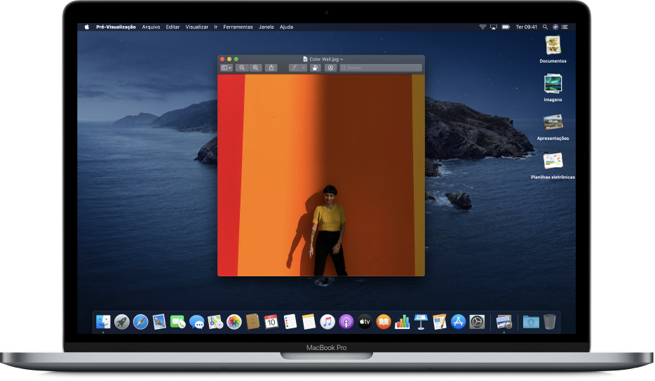 Um computador Mac com uma janela Visualização Rápida aberta e conjuntos na mesa ao longo da parte direita da tela.