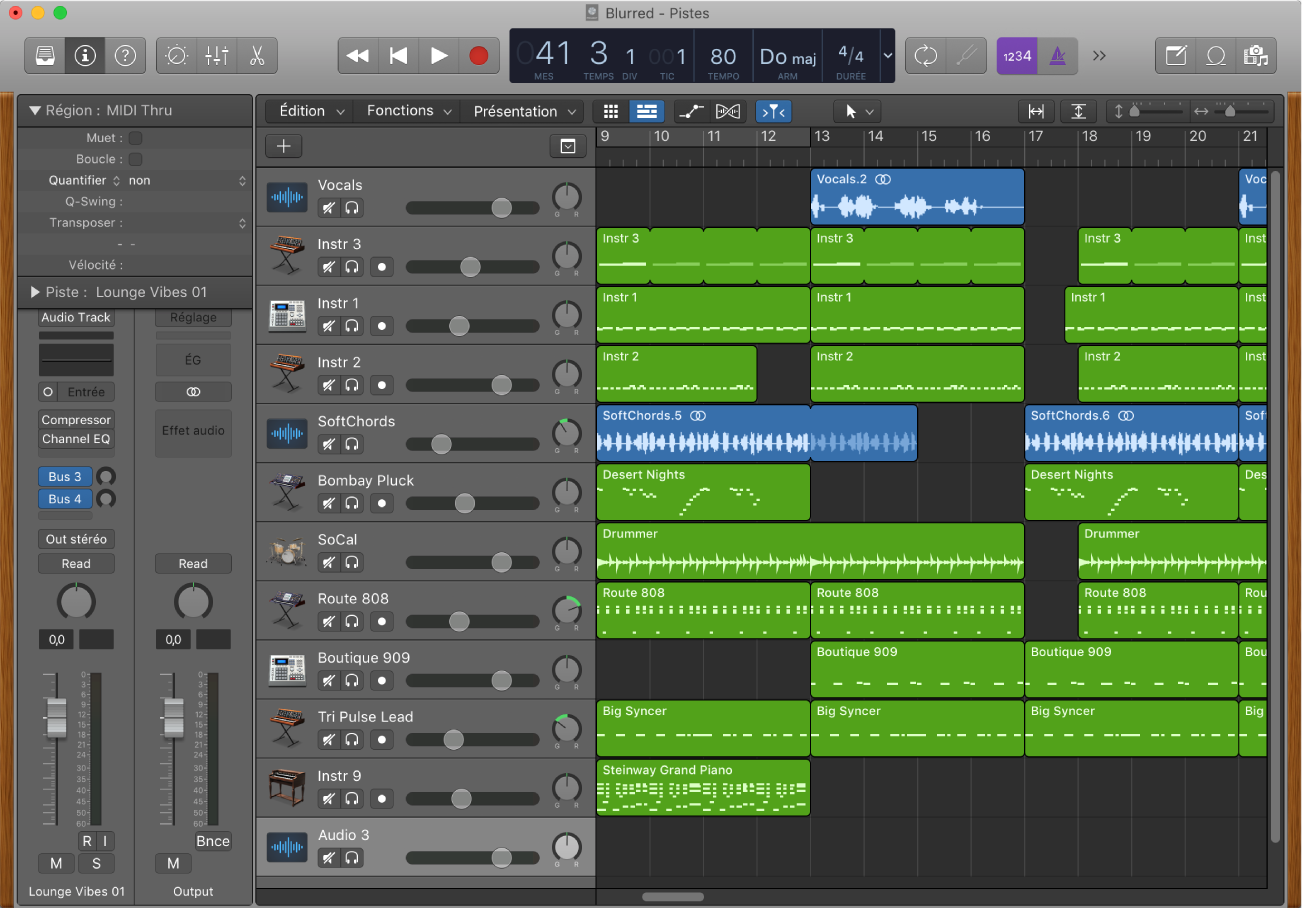 Figure. Zone Pistes montrant des régions audio, d’instrument logiciel et de drummer.