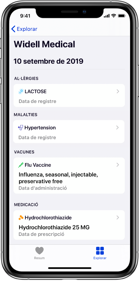 El títol “Widell Medical” es mostra prop de la part superior de la pantalla de l’app Salut. Sota el títol, es mostra informació sobre diversos tipus d’històries clíniques. La categoria superior, Al·lèrgies, conté el registre Lactosa (documentat). A la dreta, hi ha un control de fletxa que indica que hi ha més informació disponible sobre el registre. A la pantalla es veuen més històries clíniques de les categories Malalties, Vacunes i Medicació.