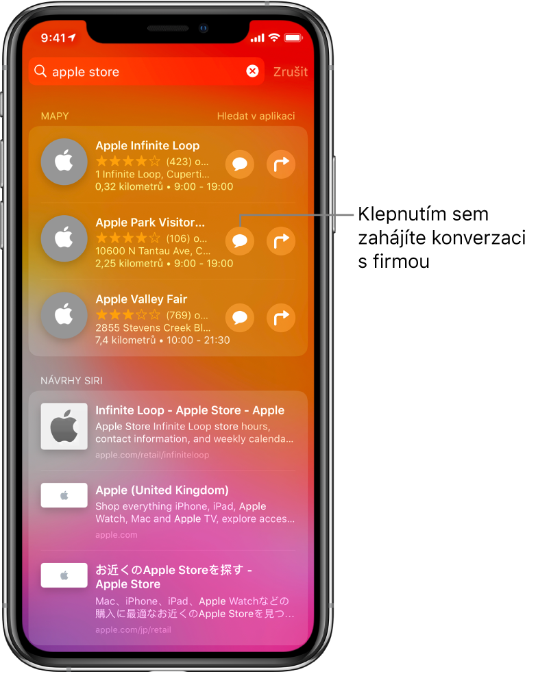 Obrazovka hledání s položkami nalezenými na dotaz „Apple Store“ v App Storu, v Mapách a na webových stránkách. U každé položky je uvedený stručný popis, hodnocení nebo adresa a u webových stránek jejich URL. Popisek u první položky upozorňuje na tlačítko, kterým můžete zahájit zákaznický chat s Apple Storem.