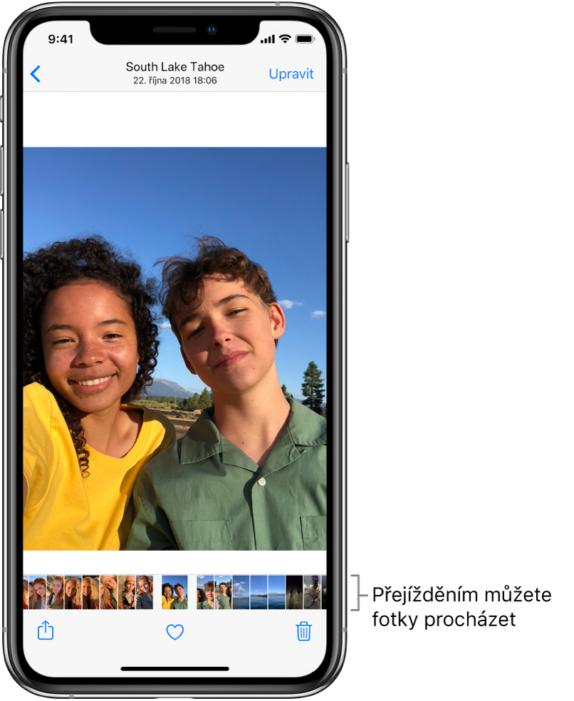 Fotka s miniaturami dalších fotek podél dolního okraje obrazovky. Vlevo nahoře je vidět tlačítko Zpět, jímž se vrátíte do předchozího zobrazení, v němž jste fotky procházeli. Dole se nacházejí tlačítka Sdílet, Share, Líbí a Smazat a vpravo nahoře tlačítko Upravit.