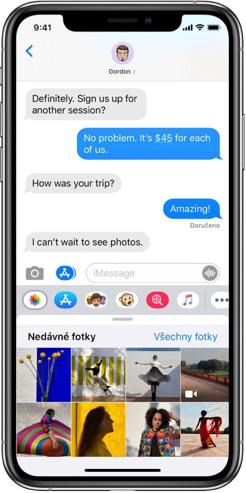 Konverzace ve Zprávách, pod kterou je vidět aplikace Fotky v iMessage. V aplikaci Fotky v iMessage jsou od levého horního rohu rozmístěny odkazy na Nedávné fotky a Všechny fotky. Pod nimi jsou vidět nedávné fotografie, které můžete všechny postupně zobrazit přejížděním doleva.