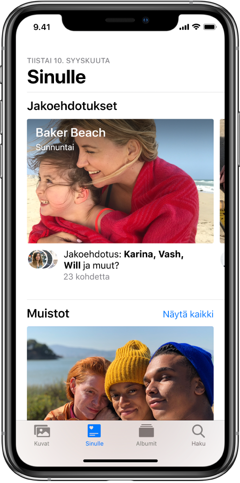 Sinulle-välilehti on valittuna Kuvat-apin näytön alareunassa. Sinulle-näytön yläreunassa on nimiö Jakoehdotukset, ja nimiön alla on kuvakokoelma nimeltä Baker Beach, sunnuntaina. Kokoelman alla on valinta, jolla kuvia voidaan jakaa niissä esiintyvien ihmisten kanssa.