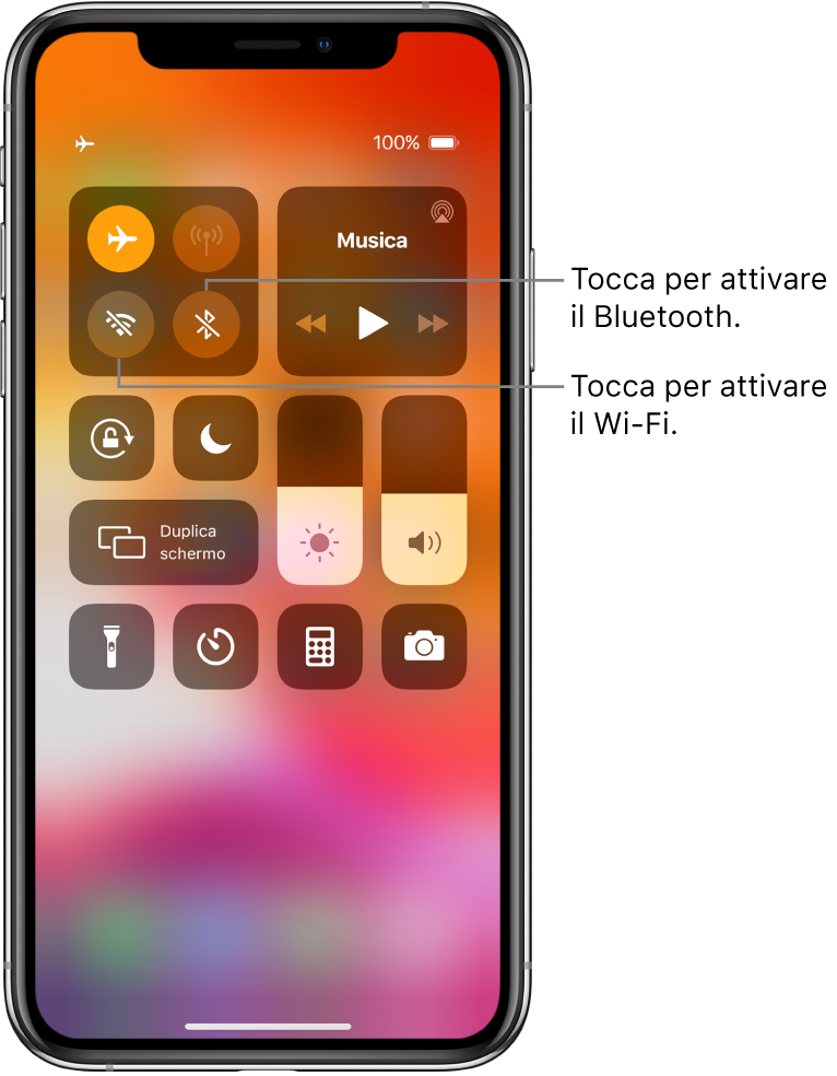 Centro di Controllo con la modalità di uso in aereo attivata, con didascalie che spiegano che toccando il pulsante in basso a sinistra nel gruppo di controlli in alto a sinistra si attiva il Wi-Fi e toccando il pulsante in basso a destra del gruppo si attiva il Bluetooth.