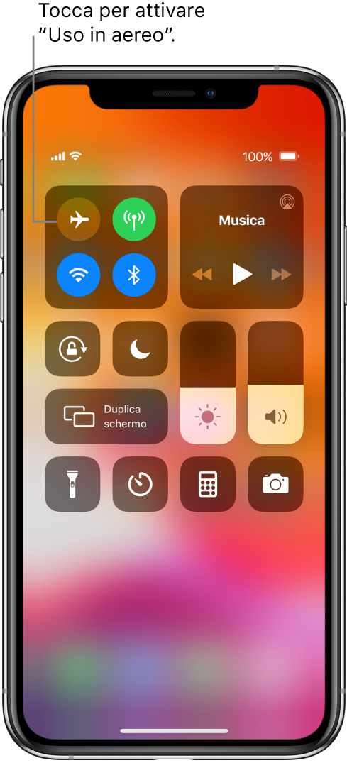 La schermata di Centro di Controllo con una didascalia che spiega che toccando il pulsante in alto sinistra si attiva la modalità “Uso in aereo”.