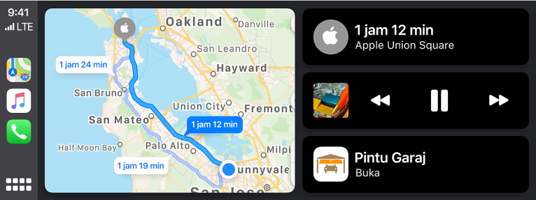Papan Pemuka CarPlay menunjukkan ikon untuk Peta, Muzik dan Telefon di sebelah kiri, peta laluan pemanduan di tengah dan tiga item ditindan di sebelah kanan. Item teratas di sebelah kanan menunjukkan yang anggaran masa perjalanan ke Apple Union Square ialah 1 jam dan 12 minit. Item tengah di sebelah kanan menunjukkan kawalan main balik media. Item bawah menunjukkan yang pintu garaj terbuka.