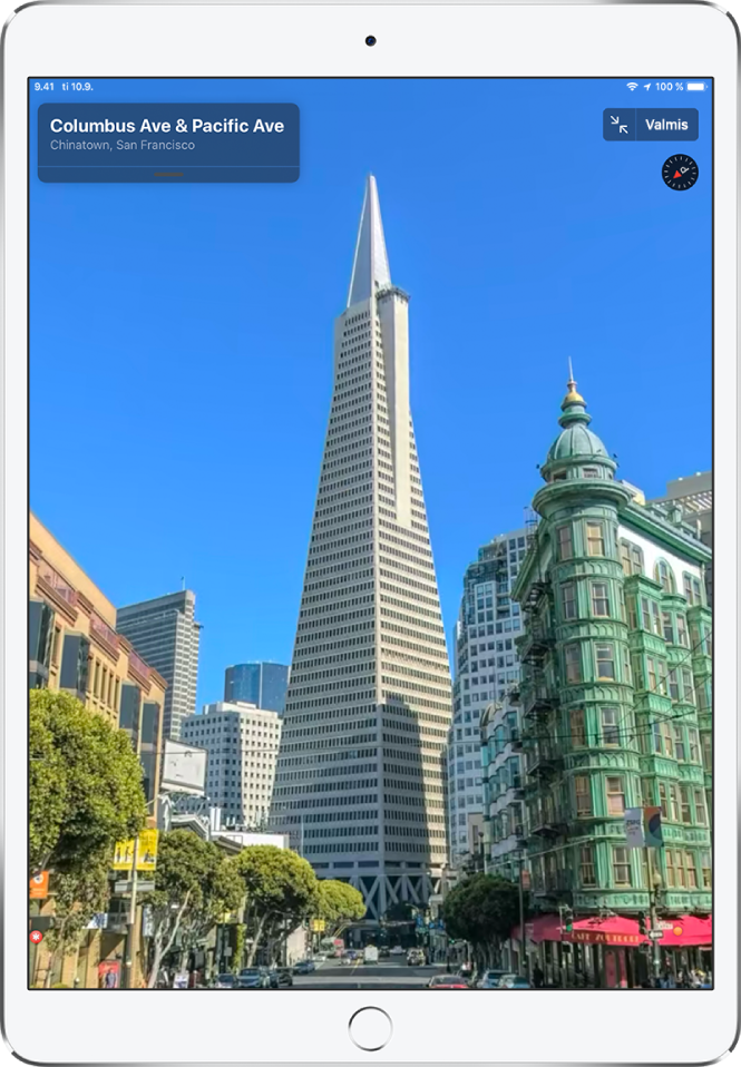 Koko näytön näkymä kadusta, joka johtaa Transamerica Pyramid -rakennukselle.