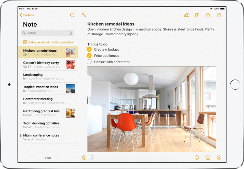 iPad in orientamento orizzontale con l’app Note aperta. L'elenco delle note è visualizzato a sinistra, con la nota selezionata aperta a destra. Nell’angolo in alto a sinistra dell’elenco di note è presente una freccia indietro che puoi toccare per visualizzare cartelle e account. Nell'angolo in alto a destra della nota sono presenti i pulsanti per collaborare con altri utenti, per eliminare la nota, condividerla con altri utenti e crearne una nuova. Nell’angolo in basso a destra della nota sono presenti i pulsanti per aggiungere un elenco di controllo, aggiungere una foto o scansionare un documento e mostrare gli strumenti per la scrittura a mano.