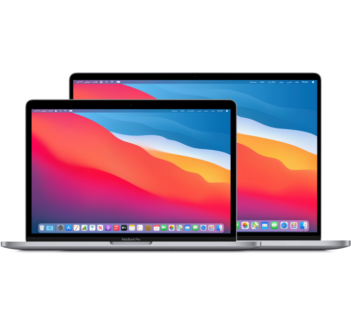 كمبيوتر MacBook Pro ١٣ بوصة أمام كمبيوتر MacBook Pro ١٦ بوصة.