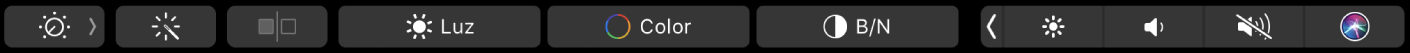 La Touch Bar con botones para editar fotos: recortar, filtros, ajustar y retocar, y con el botón para desplazarse a otras opciones.