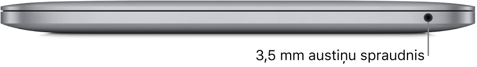 Skats uz MacBook Pro datoru ar Apple M1 čipu no labās puses ar remarku pie 3,5 mm austiņu ligzdas.