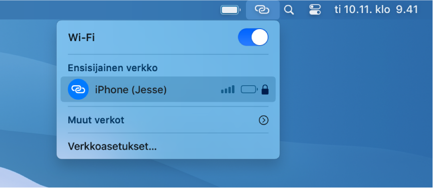 Macin näyttö, jonka Wi-Fi-valikossa näkyy Oma hotspot iPhonessa.