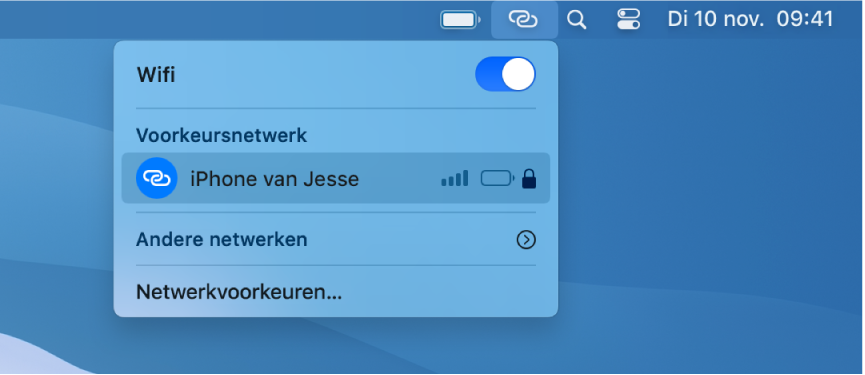 Het scherm van een Mac met het wifimenu met daarin een persoonlijke hotspot verbonden met een iPhone.