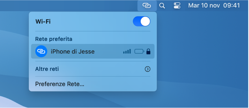 Il monitor del Mac con il menu Wi-Fi che mostra un l'hotspot personale di un iPhone.