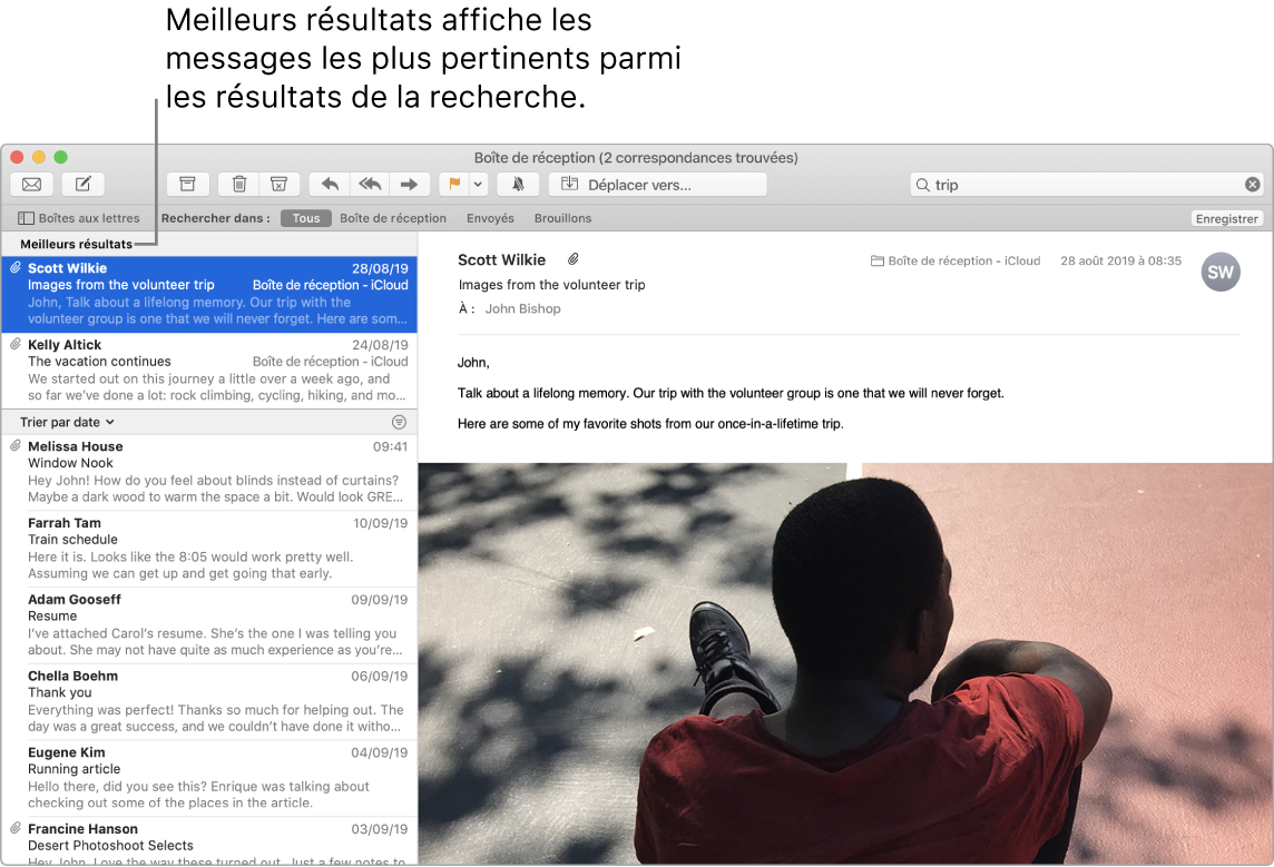 Une fenêtre de Mail affichant les meilleurs résultats en haut de la liste, suivis par d’autres résultats.