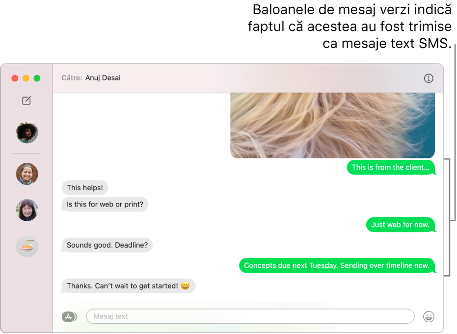 Fereastra Mesaje afișând mai multe conversații în bara laterală din stânga și o conversație afișată în partea dreaptă. Baloanele mesajelor sunt verzi, indicând faptul că au fost trimise ca mesaje text SMS.