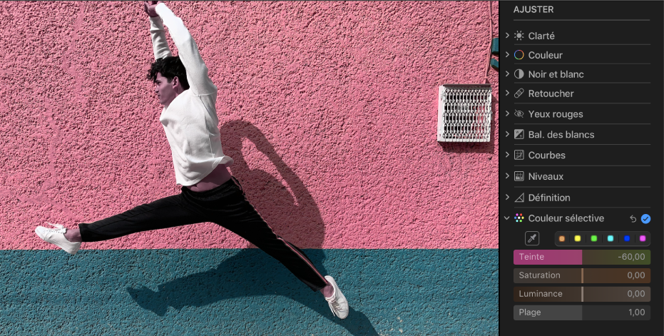 Une photo après l’ajustement « Couleur sélective », montrant le mur en arrière-plan qui est passé du brun clair au rose.