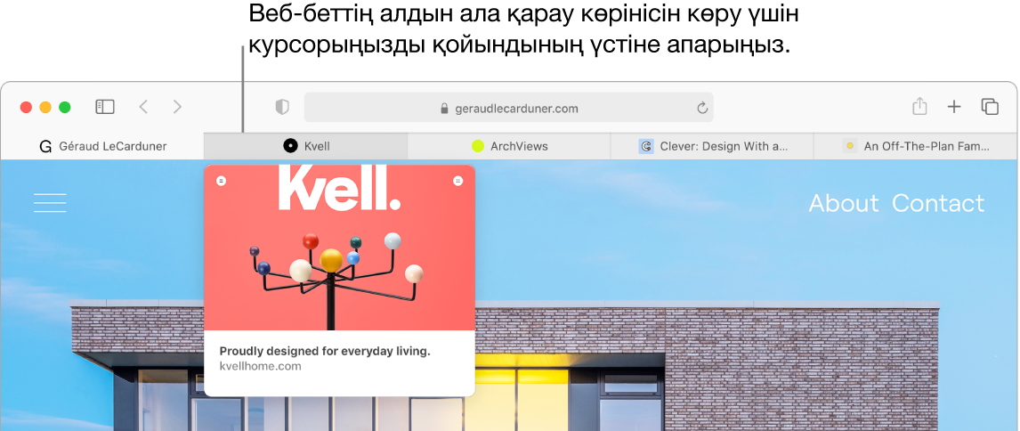 Favicons белгішелерін, сонымен қатар қойынды белгісін көрсетіп тұрған бес қойындысы бар Safari терезесі. Бір қойындының төменіндегі — сол қойындының мазмұнының алдын ала қарау терезесі.