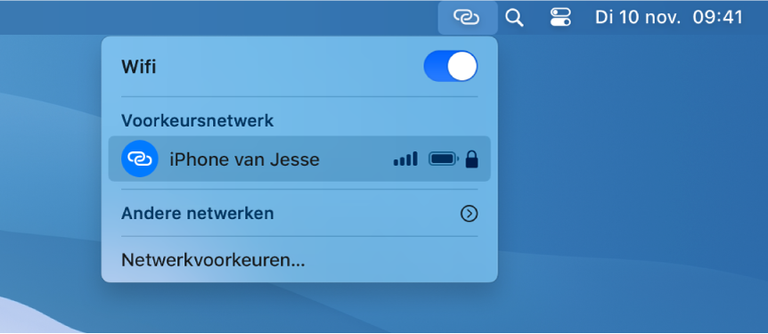 Het scherm van een Mac met het wifimenu met daarin een persoonlijke hotspot verbonden met een iPhone.