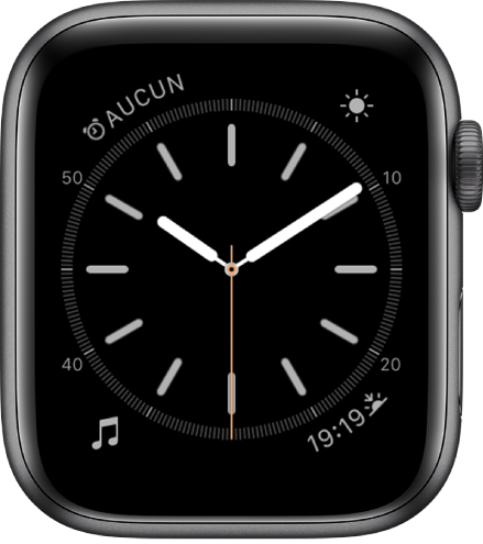 Cadran Simple, sur lequel vous pouvez ajuster la couleur de la trotteuse, la numérotation et les détails du cadran. Quatre complications sont affichées : Réveils en haut à gauche, Activité en haut à droite, Musique en bas à gauche, et Jour/Nuit en bas à droite.
