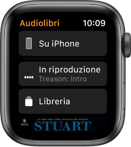 Apple Watch che mostra la schermata di Audiolibri con il pulsante “Su iPhone” in alto, il pulsante di riproduzione sotto e una parte della copertina di un audiolibro in basso.