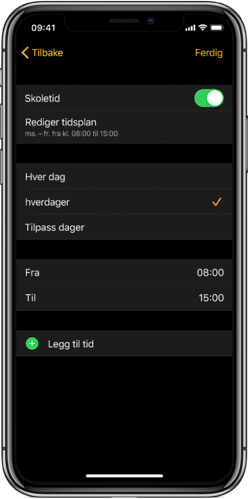 iPhone som viser Skoletid-skjermen. Det vises en Skoletid-bryter øverst med Rediger tidsplan under. Valgene Hver dag, Hverdager og Tilpass dager vises under, og Hverdager er markert. Fra- og Til-timer er i midten av skjermen og en Legg til tid-knapp er nesten nederst.