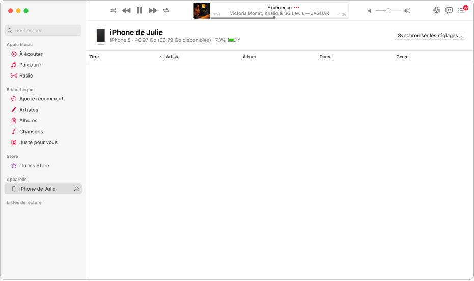 La fenêtre de Musique avec un appareil (iPhone de Julie) dans la barre latérale. Le bouton « Synchroniser les réglages » dans le coin supérieur droit ouvre le Finder.