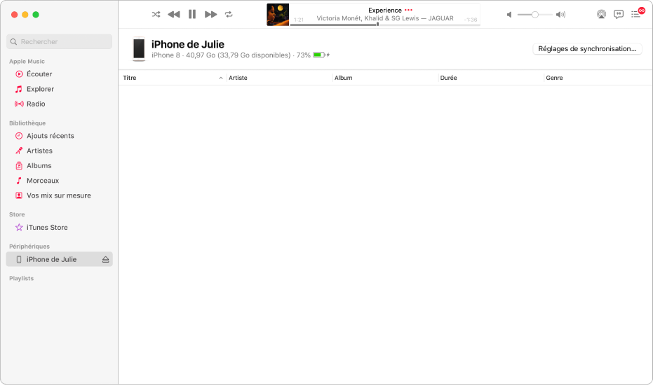 La fenêtre Musique avec un appareil (iPhone de Julie) dans la barre latérale. Le bouton « Réglages de synchronisation » dans le coin supérieur droit permet d’ouvrir le Finder.