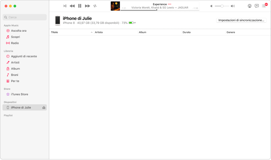 La finestra di Musica con un dispositivo (iPhone di Giulia) nella barra laterale. Il pulsante “Impostazioni di sincronizzazione” nell’angolo in alto a destra consente di aprire il Finder.