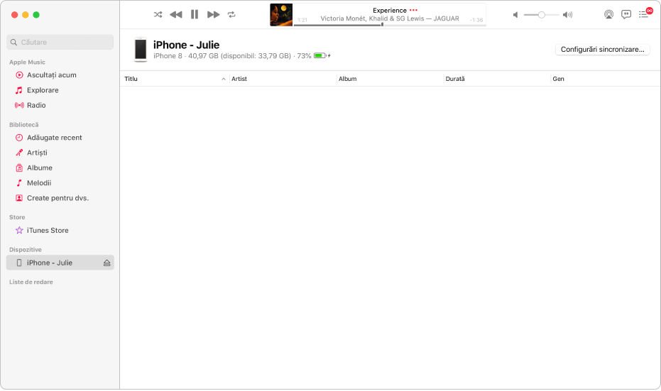 Fereastra aplicației Muzică afișând un dispozitiv (iPhone‑ul Iuliei) în bara laterală. Butonul Configurări sincronizare din colțul din dreapta sus deschide Finder.