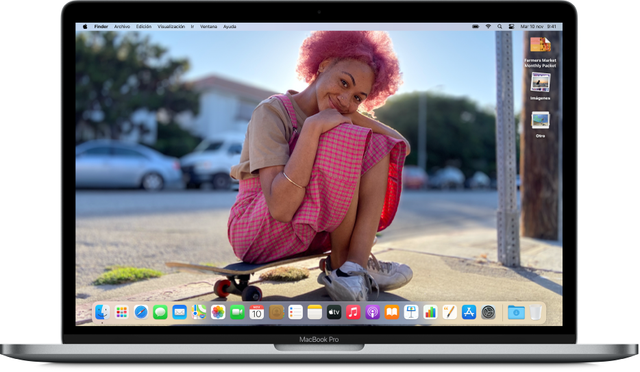 El escritorio de un Mac con una imagen de escritorio personalizada, el Dock colocado a lo largo de la parte inferior de la pantalla y varios documentos colocados a lo largo del extremo derecho de la pantalla.