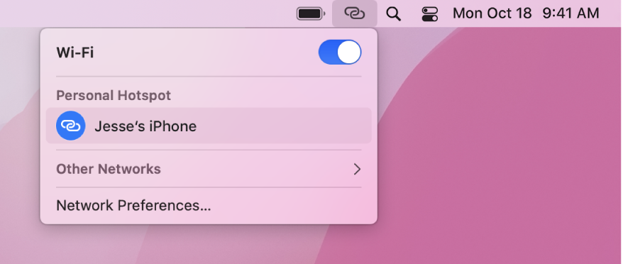 Pantalla de un Mac con el menú de la conexión Wi-Fi en el que se muestra la función “Compartir internet” conectada a un iPhone.